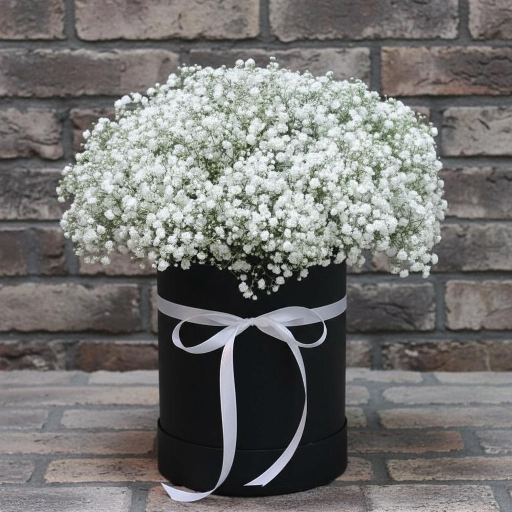 Цветочная композиция из Гипсофила в шляпной коробке в Селиваниху