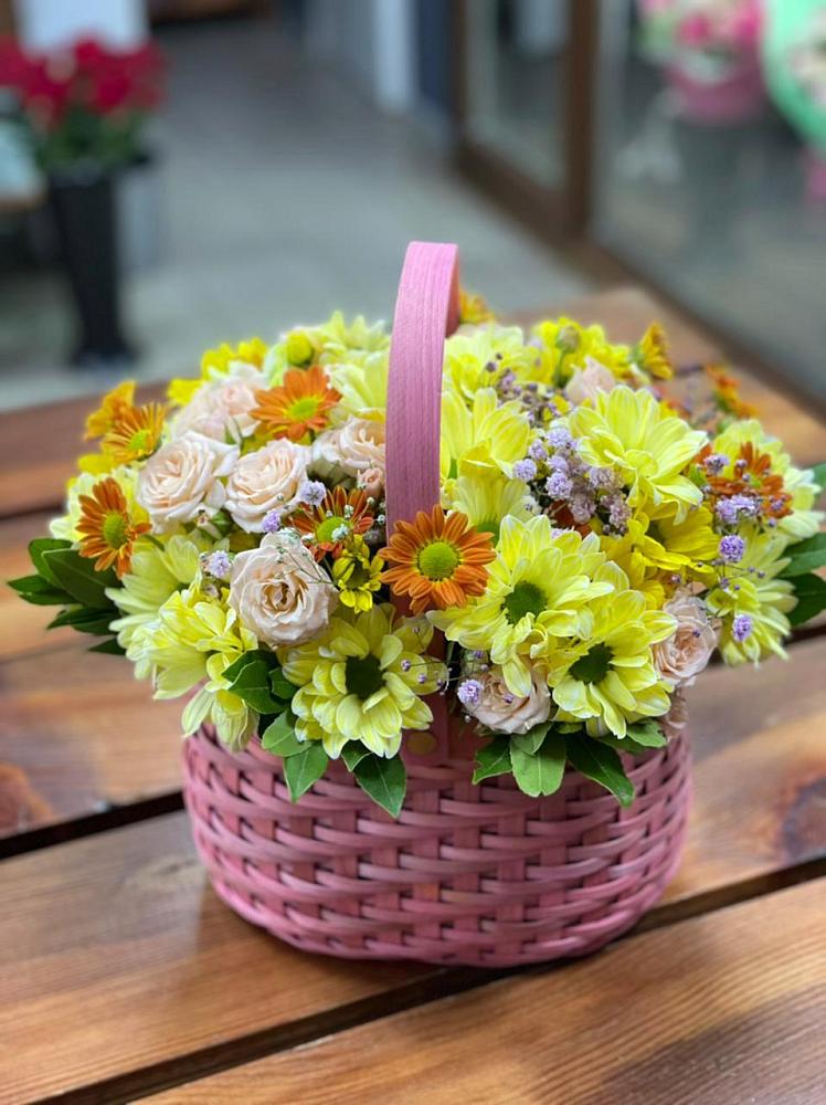 Цветочная композиция из Хризантемы и Розы в корзине в Селиваниху