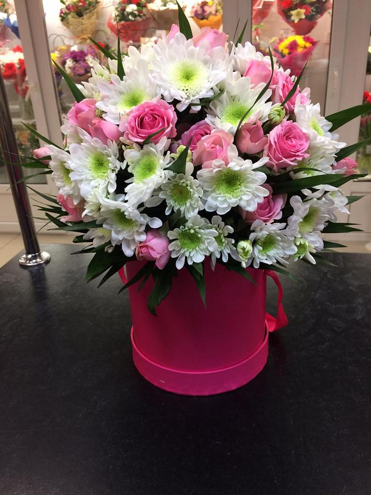 Цветочная композиция из Розы и Хризантемы в шляпной коробке в Селиваниху