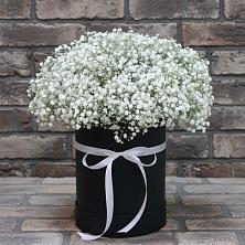 Цветочная композиция из Гипсофила в шляпной коробке в Селиваниху