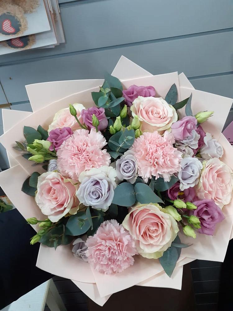 Букет цветов из: Розы, Гвоздики и Лизиантусы в Селиваниху