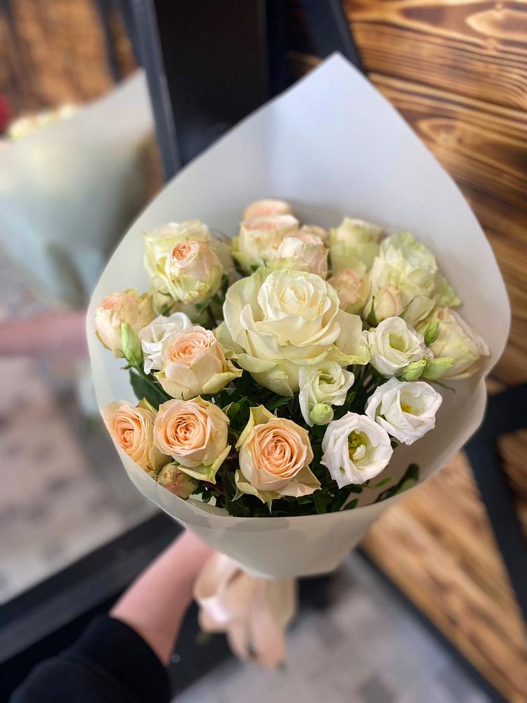 Букет цветов из: Розы и Лизиантусы в Селиваниху